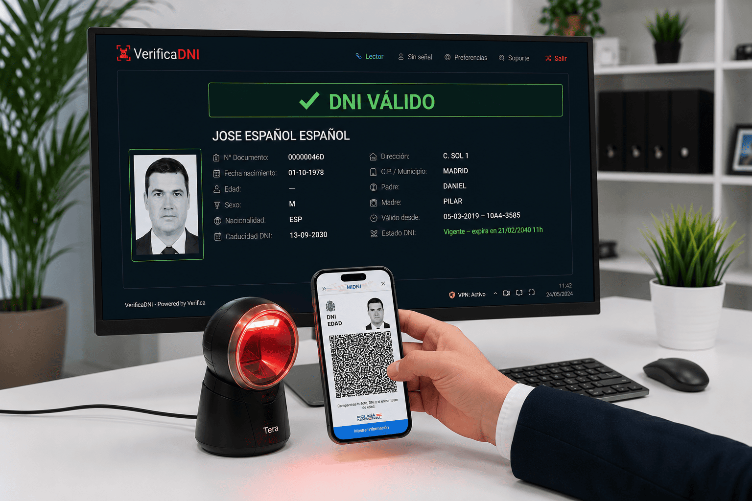 Ciudadano escaneando el DNI digital MiDNI con el lector QR VerificaDNI